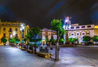 SEVILLA, İspanya, 7 HAZİRAN 2016: İspanya 'nın Sevilla kentindeki Plaza de la Virgen' in gece manzarası