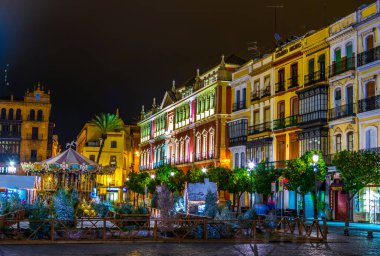 SEVILLA, İspanya, 7 HAZİRAN 2016: İspanya 'nın Sevilla kentindeki Plaza de San Francisco' nun gece manzarası.
