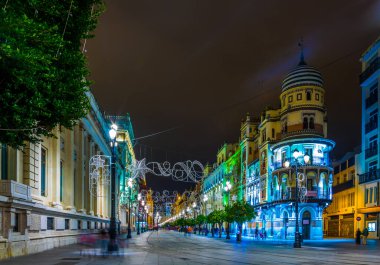 SEVILLA, SPAIN, JANUARY 7, 2016: İspanya 'nın Sevilla kentindeki La avenide de la constitucion' daki la adriatica binasının gece manzarası