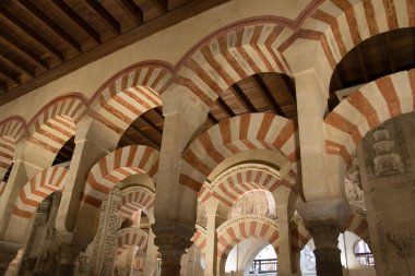 CORDOBA, SPAIN, HAZİRAN 8, 2016: İspanya 'nın Cordoba kentindeki la Mezquita katedralinin kemerleri ve sütunları.
