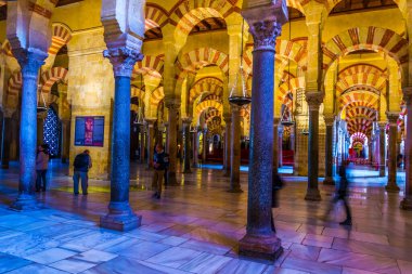 CORDOBA, SPAIN, HAZİRAN 8, 2016: İspanya 'nın Cordoba kentindeki la Mezquita katedralinin kemerleri ve sütunları.