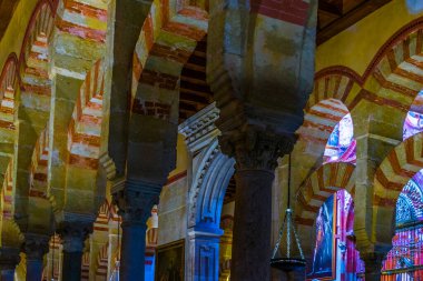 CORDOBA, SPAIN, HAZİRAN 8, 2016: İspanya 'nın Cordoba kentindeki la Mezquita katedralinin kemerleri ve sütunları.