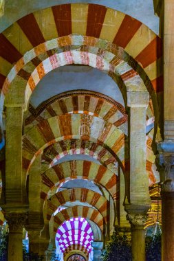 CORDOBA, SPAIN, HAZİRAN 8, 2016: İspanya 'nın Cordoba kentindeki la Mezquita katedralinin kemerleri ve sütunları.