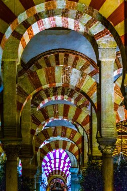 CORDOBA, SPAIN, HAZİRAN 8, 2016: İspanya 'nın Cordoba kentindeki la Mezquita katedralinin kemerleri ve sütunları.