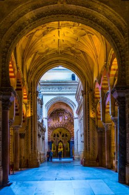 CORDOBA, SPAIN, HAZİRAN 8, 2016: İspanya 'nın Cordoba kentindeki la Mezquita katedralinin kemerleri ve sütunları.