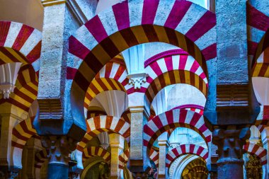 CORDOBA, SPAIN, HAZİRAN 8, 2016: İspanya 'nın Cordoba kentindeki la Mezquita katedralinin kemerleri ve sütunları.
