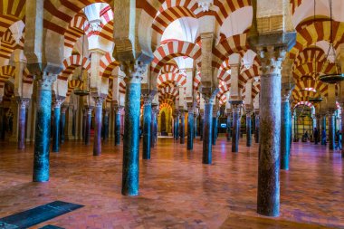 CORDOBA, SPAIN, HAZİRAN 8, 2016: İspanya 'nın Cordoba kentindeki la Mezquita katedralinin kemerleri ve sütunları.
