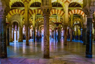 CORDOBA, SPAIN, HAZİRAN 8, 2016: İspanya 'nın Cordoba kentindeki la Mezquita katedralinin kemerleri ve sütunları.
