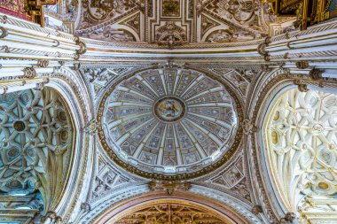 CORDOBA, SPAIN, 8 HAZİRAN 2016: İspanya 'nın Cordoba kentindeki La Mezquita katedralinin Beyaz Tavanı