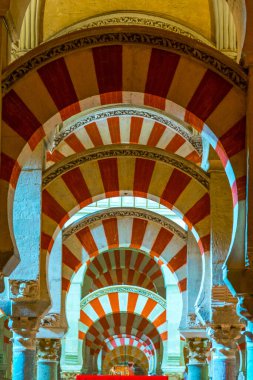 CORDOBA, SPAIN, HAZİRAN 8, 2016: İspanya 'nın Cordoba kentindeki la Mezquita katedralinin kemerleri ve sütunları.