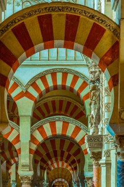 CORDOBA, SPAIN, HAZİRAN 8, 2016: İspanya 'nın Cordoba kentindeki la Mezquita katedralinin kemerleri ve sütunları.