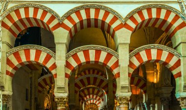 CORDOBA, SPAIN, HAZİRAN 8, 2016: İspanya 'nın Cordoba kentindeki la Mezquita katedralinin kemerleri ve sütunları.
