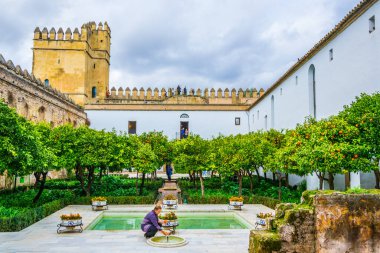 CORDOBA, SPAIN, HAZİRAN 8 HAZİRAN 2016: İnsanlar İspanya 'nın Cordoba kentindeki Cristian krallarının kraliyet sarayı olan alcazar de los reyes cristianos' un iç avlusunda geziniyorlar.