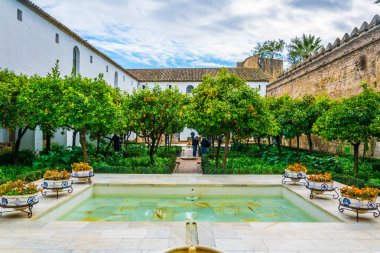 CORDOBA, SPAIN, HAZİRAN 8 HAZİRAN 2016: İnsanlar İspanya 'nın Cordoba kentindeki Cristian krallarının kraliyet sarayı olan alcazar de los reyes cristianos' un iç avlusunda geziniyorlar.