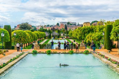 CORDOBA, SPAIN, HAZİRAN 8 HAZİRAN 2016: İnsanlar İspanya 'nın Cordoba kentindeki Cristian krallarının kraliyet sarayı olan alcazar de los reyes cristianos' un güzel bahçelerine hayran.