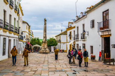 CORDOBA, SPAIN, JANUARY 8, 2016: İspanya 'nın Cordoba kentindeki küçük Plaza del Potro Meydanı' na bakınız..