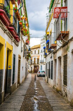 CORDOBA, SPAIN, HAZİRAN 8 HAZİRAN 2016: İspanya 'nın Cordoba kentinin Yahudi mahallesinin beyazlatılmış caddelerinde insanlar geziniyor