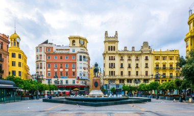 CORDOBA, SPAIN, HAZİRAN 8, 2016: İspanya 'nın Cordoba kentinin ana merkezi olan Plaza de las tendillas meydanının manzarası.