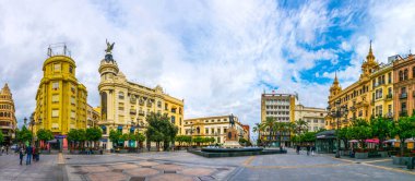CORDOBA, SPAIN, HAZİRAN 8, 2016: İspanya 'nın Cordoba kentinin ana merkezi olan Plaza de las tendillas meydanının manzarası.