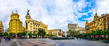 CORDOBA, SPAIN, HAZİRAN 8, 2016: İspanya 'nın Cordoba kentinin ana merkezi olan Plaza de las tendillas meydanının manzarası.