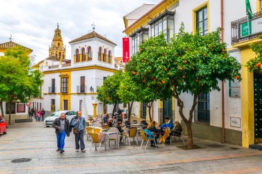 CORDOBA, SPAIN, HAZİRAN 8 HAZİRAN 2016: İspanya 'nın Cordoba kentinin Yahudi mahallesinin beyazlatılmış caddelerinde insanlar geziniyor