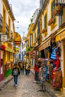 CORDOBA, SPAIN, HAZİRAN 8 HAZİRAN 2016: İspanya 'nın Cordoba kentinin Yahudi mahallesinin beyazlatılmış caddelerinde insanlar geziniyor