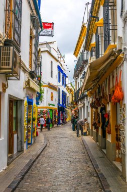 CORDOBA, SPAIN, HAZİRAN 8 HAZİRAN 2016: İspanya 'nın Cordoba kentinin Yahudi mahallesinin beyazlatılmış caddelerinde insanlar geziniyor