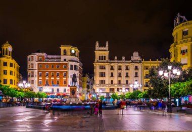 CORDOBA, SPAIN, HAZİRAN 8, 2016: İspanya 'nın Cordoba kentinin ana merkezi olan Plaza de las tendillas meydanının gece manzarası.