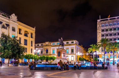 CORDOBA, SPAIN, HAZİRAN 8, 2016: İspanya 'nın Cordoba kentinin ana merkezi olan Plaza de las tendillas meydanının gece manzarası.