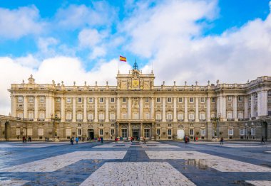 MADRID, SPAIN, HAZİRAN 9 HAZİRAN 2016: İspanya 'nın başkenti Madrid' deki kraliyet sarayında insanlar yürüyor