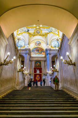 MADRID, SPAIN, HAZİRAN 9 HAZİRAN 2016: Madrid Kraliyet Sarayı 'nda merdiveni olan ana dekore edilmiş lobiyi görmek. Popüler bir turizm merkezi..