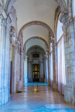 MADRID, İspanya, 9 HAZİRAN 2016: Madrid Kraliyet Sarayı 'nda bir koridor manzarası. Popüler bir turizm merkezi..