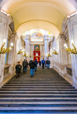 MADRID, SPAIN, HAZİRAN 9 HAZİRAN 2016: Madrid Kraliyet Sarayı 'nda merdiveni olan ana dekore edilmiş lobiyi görmek. Popüler bir turizm merkezi..