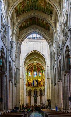 MADRID, İspanya, 9 Ocak 2016: Madrid, İspanya 'daki La Almudena Kraliyet Katedrali' nin içindeki kemer ve sütunlar