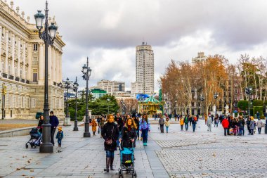 MADRİD, İSPAN, 9 HAZİRAN 2016: İnsanlar Madrid 'deki kraliyet sarayının yanındaki sokakta yürüyorlar