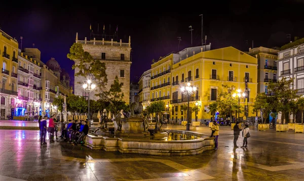 VALENCIA, SPAIN, 30 ARALIK 2015: Gece boyunca eski Valencia çekicisinde Rio Mary Meydanı ve Rio Turia Çeşmesi