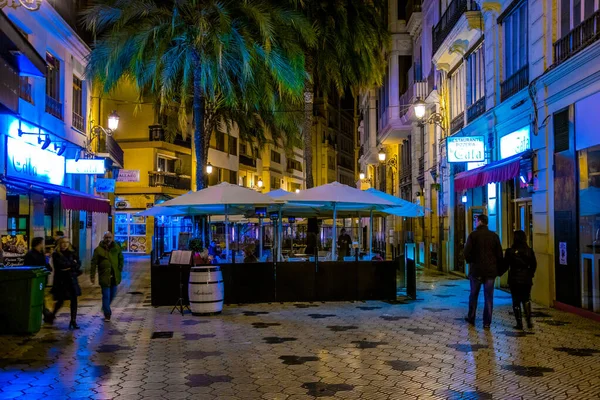 Valencia España Diciembre 2015 Gente Camina Por Una Calle Estrecha — Foto de Stock