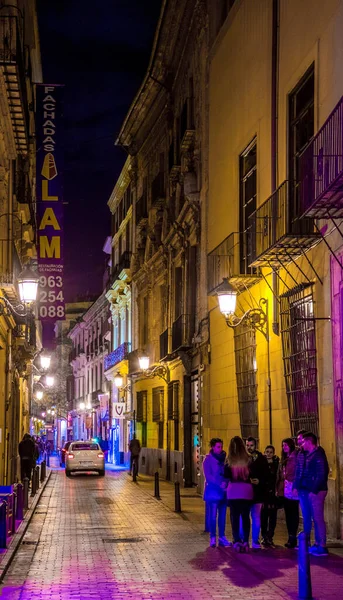 VALENCIA, İspanya, 31 ARALIK 2015: İnsanlar İspanya 'nın Valencia şehrinin eski şehir merkezinde dar bir sokakta yürüyorlar..