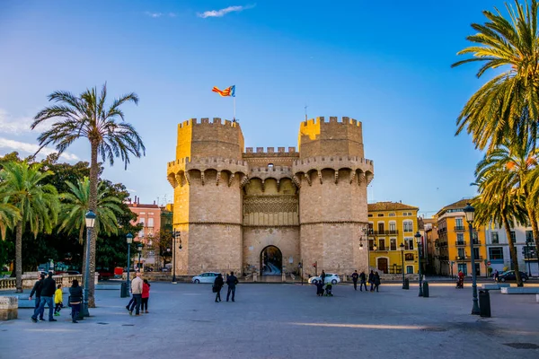 VALENCIA, İspanya, 1 Ocak 2016: İspanya Valencia şehrinin Torres de Serrano kapısına doğru yürüyorlar
