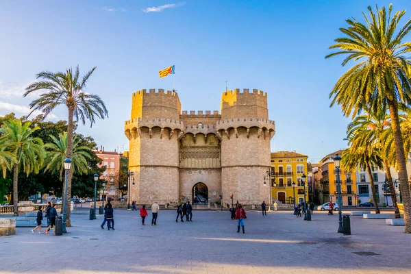 VALENCIA, İspanya, 1 Ocak 2016: İspanya Valencia şehrinin Torres de Serrano kapısına doğru yürüyorlar