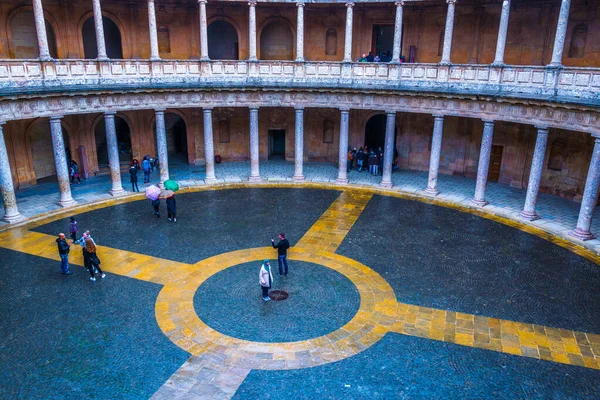 Granada, İspanya, Alhambra 'daki Charles V Sarayı' nda (Palacio de Carlos V) insanlar bir avlunun üzerinde yürüyorlar..