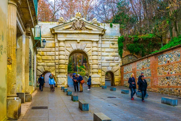 Granada Spain January 2016 People Walking Puerta Les Granadas Pomegranade — Fotografia de Stock