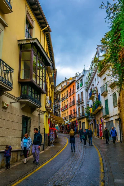 Granada, İspanya, 3 Ocak 2016: İspanya 'daki Alhambra Sarayı' na uzanan hediyelik eşya dükkanlarının manzarası.