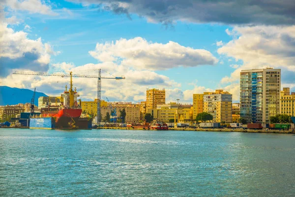 MALAGA, İspanya, 4 HAZİRAN 2016: Malaga limanında demirleyen bir kargo gemisinin görüntüsü