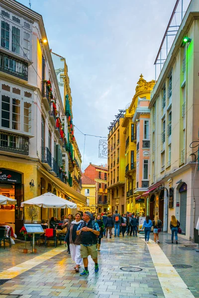 MALAGA, SPAIN, HAZİRAN 4, 2016: Gün batımından sonra Malaga 'nın tarihi merkezinde turist kalabalığı dolaşıyor