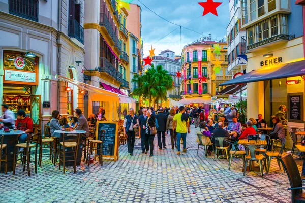 MALAGA, SPAIN, HAZİRAN 4, 2016: Gün batımından sonra Malaga 'nın tarihi merkezinde turist kalabalığı dolaşıyor
