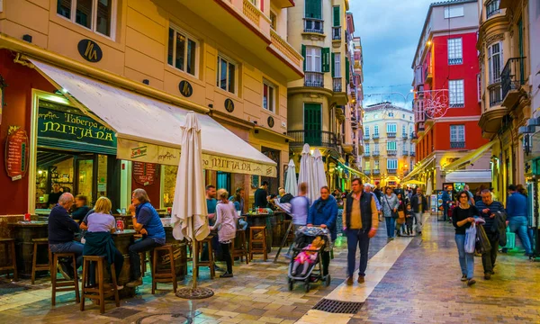 MALAGA, SPAIN, HAZİRAN 4, 2016: Gün batımından sonra Malaga 'nın tarihi merkezinde turist kalabalığı dolaşıyor