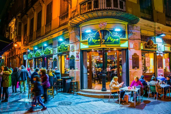 MALAGA, SPAIN, HAZİRAN 4, 2016: Gün batımından sonra Malaga 'nın tarihi merkezinde turist kalabalığı dolaşıyor