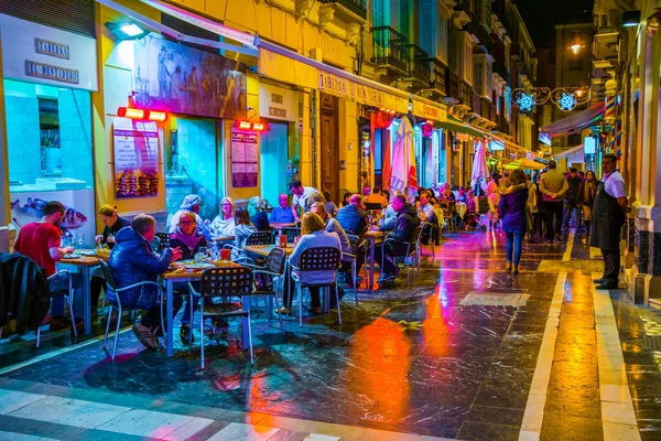 MALAGA, SPAIN, HAZİRAN 4, 2016: Gün batımından sonra Malaga 'nın tarihi merkezinde turist kalabalığı dolaşıyor
