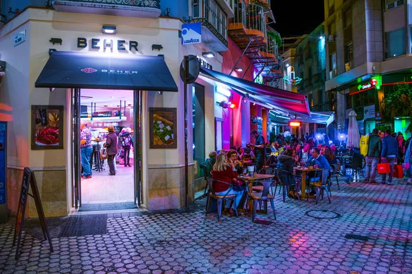 MALAGA, SPAIN, HAZİRAN 4, 2016: Gün batımından sonra Malaga 'nın tarihi merkezinde turist kalabalığı dolaşıyor